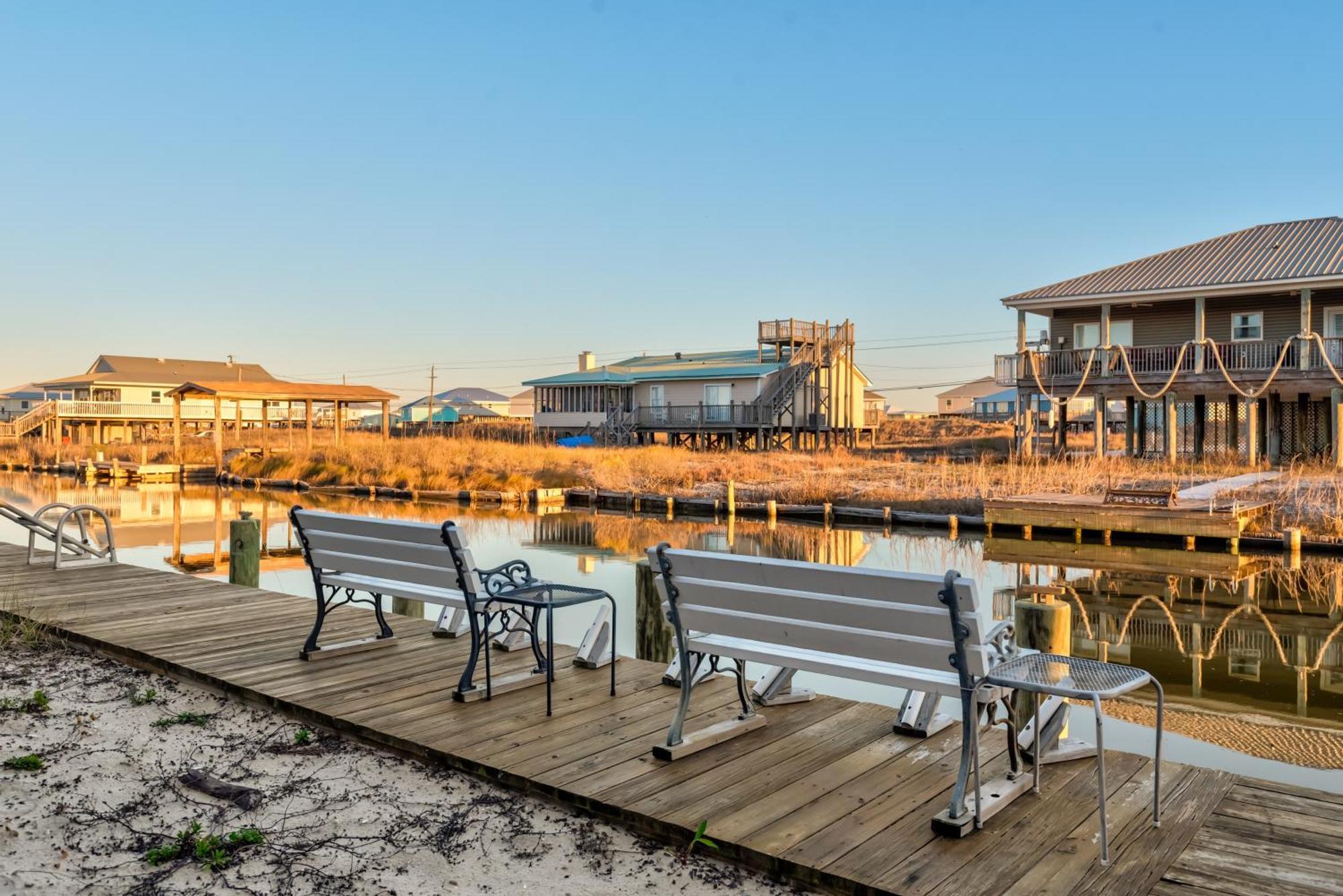 Waters Edge - Private Dock! Only Two Blocks From The Bay Or The Gulf! Plenty Of Parking For Cars Or Boats Home جزيرة دوفين المظهر الخارجي الصورة