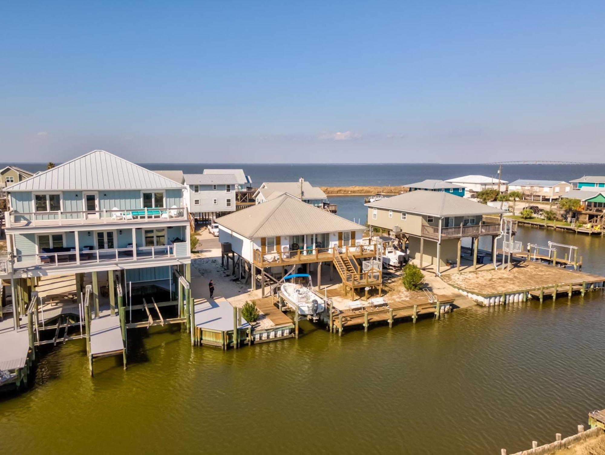 Waters Edge - Private Dock! Only Two Blocks From The Bay Or The Gulf! Plenty Of Parking For Cars Or Boats Home جزيرة دوفين المظهر الخارجي الصورة
